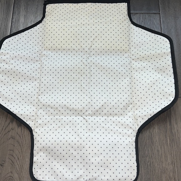 Skip hop diaper changing mat - Picture 5 of 15
